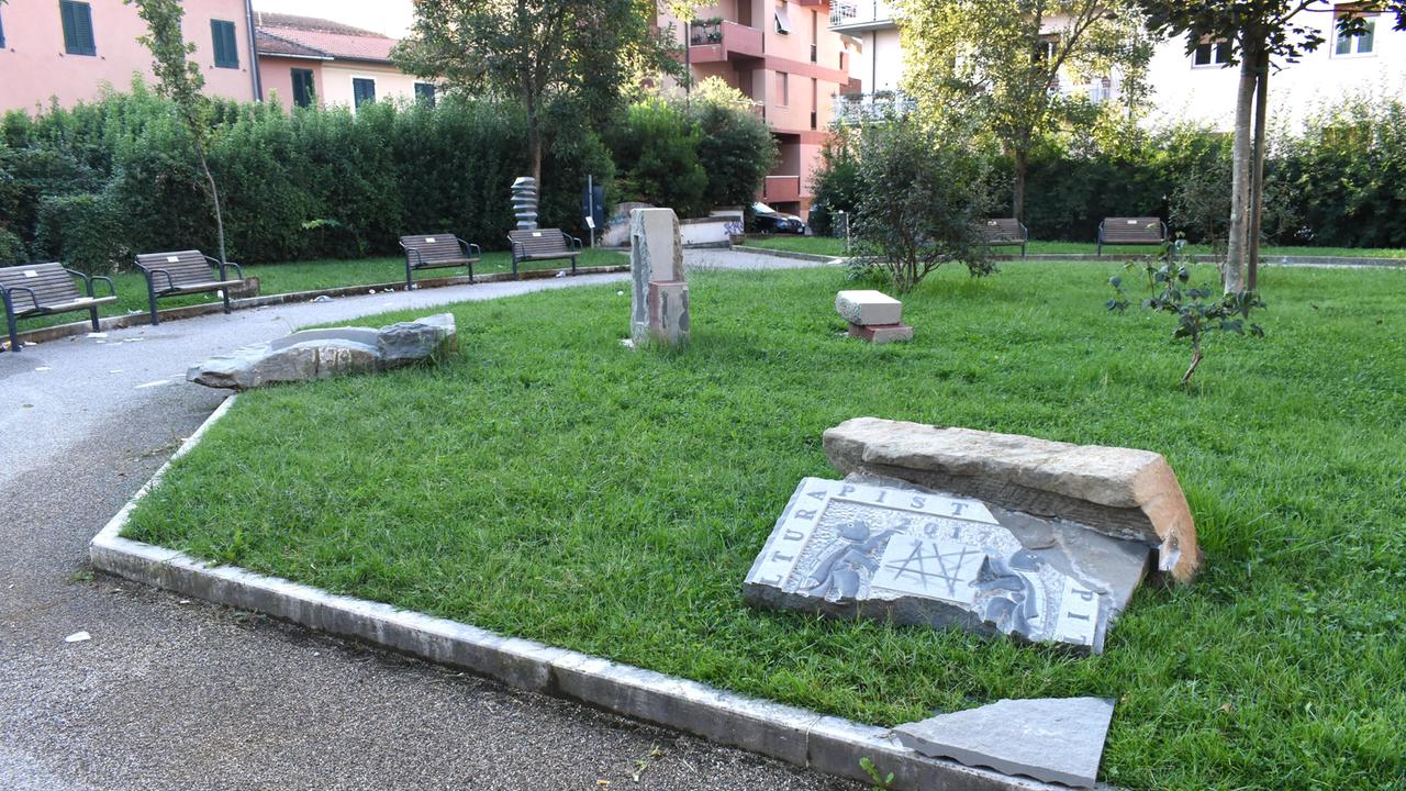 Vandali in azione contro le sculture del giardino "Anna Magnani" a Monteoliveto