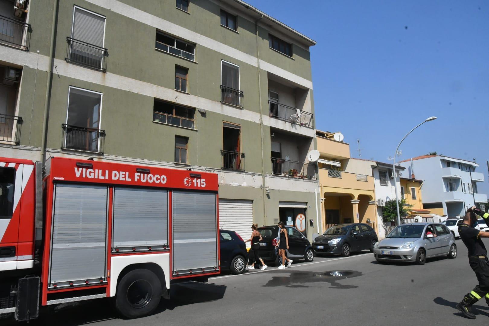 La palazzina dove è scoppiato l'incendio (foto francesco pinna)