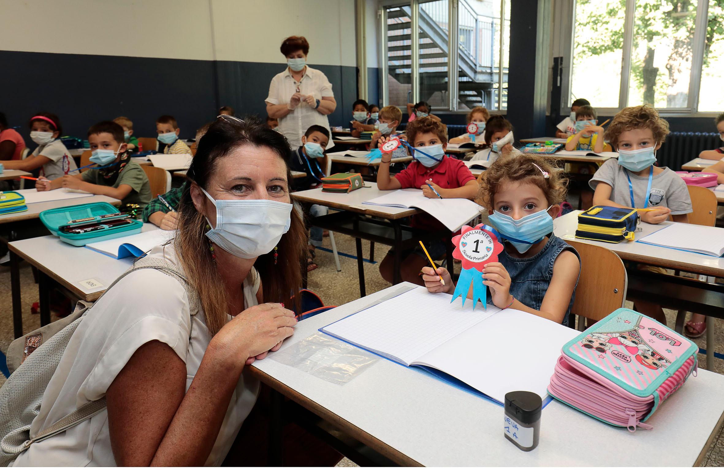 Modena primo giorno di scuola tra distanze, gel, sorrisi dietro le mascherine. E una dura protesta