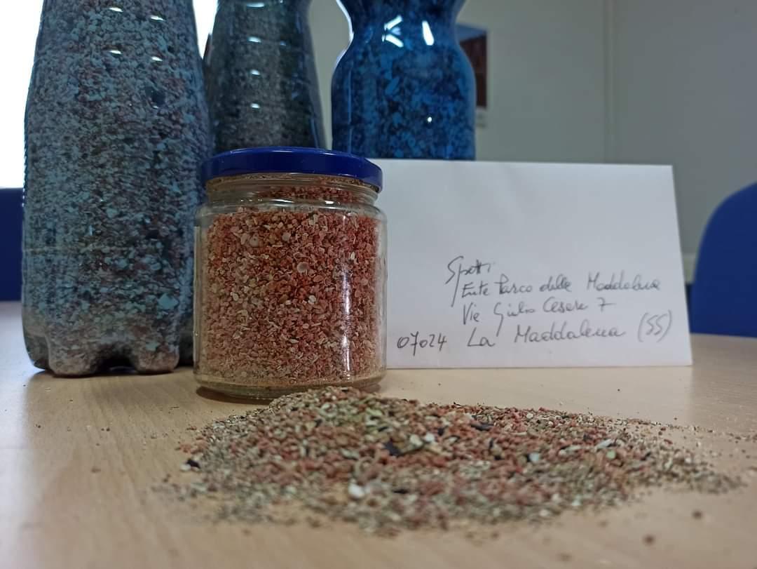 Turisti restituiscono la sabbia rosa rubata a Budelli 30 e 50 anni fa 