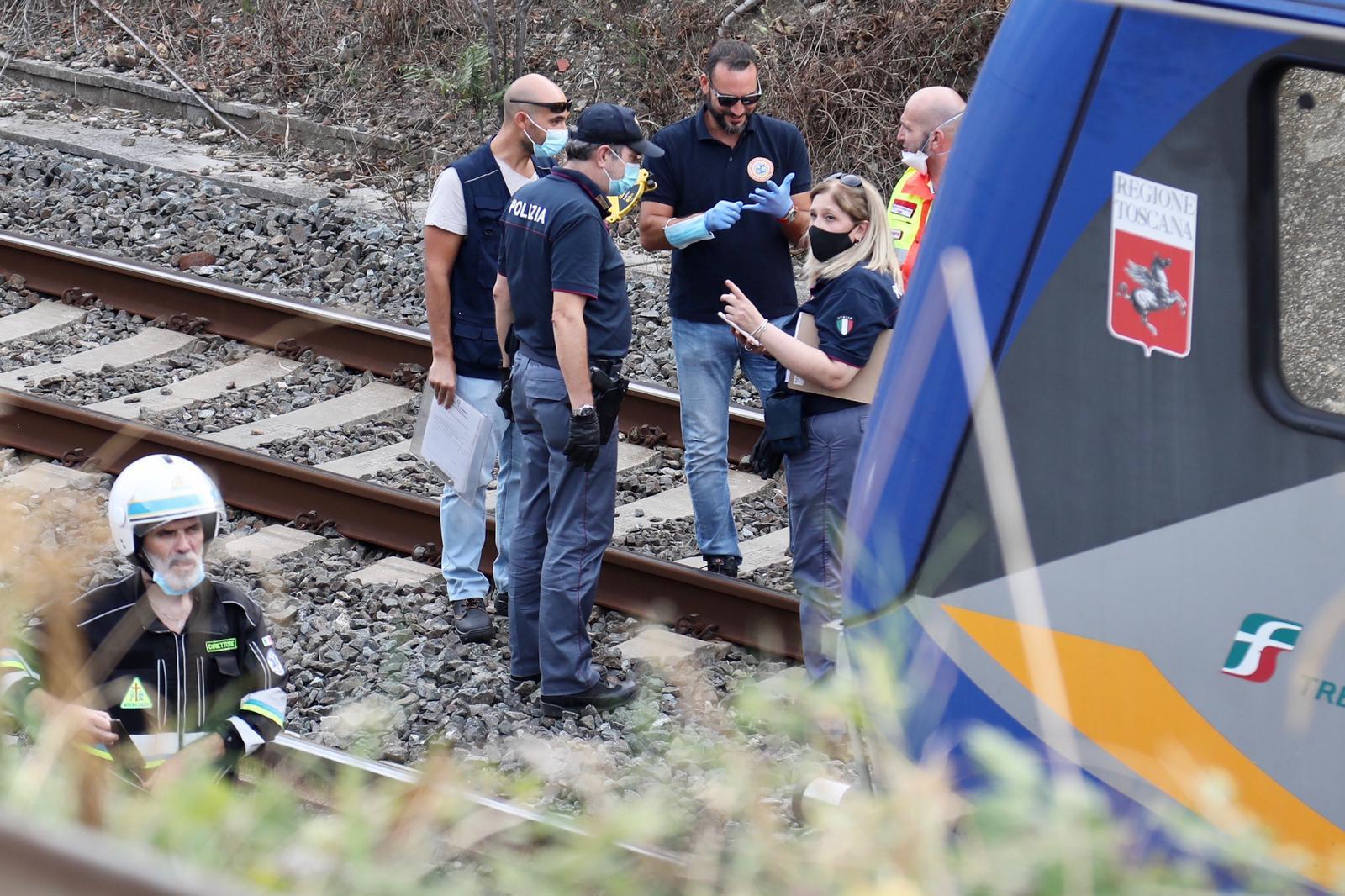 Forze dell'ordine e personale sanitario intervenuti sul luogo della tragedia, vicino alla stazione di Antignano (Foto di Dario Marzi)