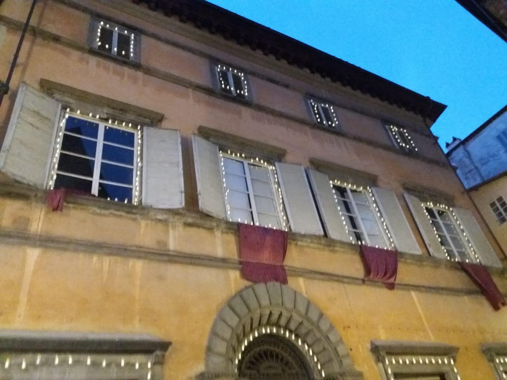 Lumini di Santa Croce ancora accesi dopo 24 ore 