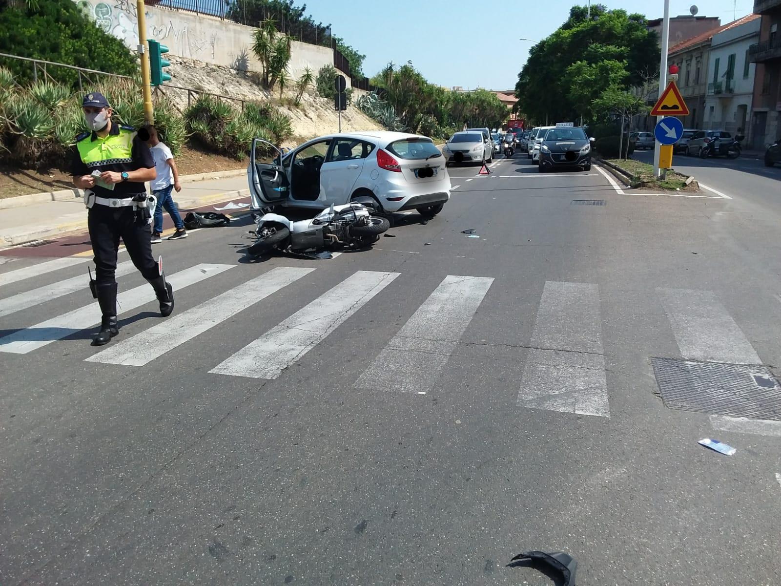 Scontro auto-moto a Cagliari: 17enne ferito