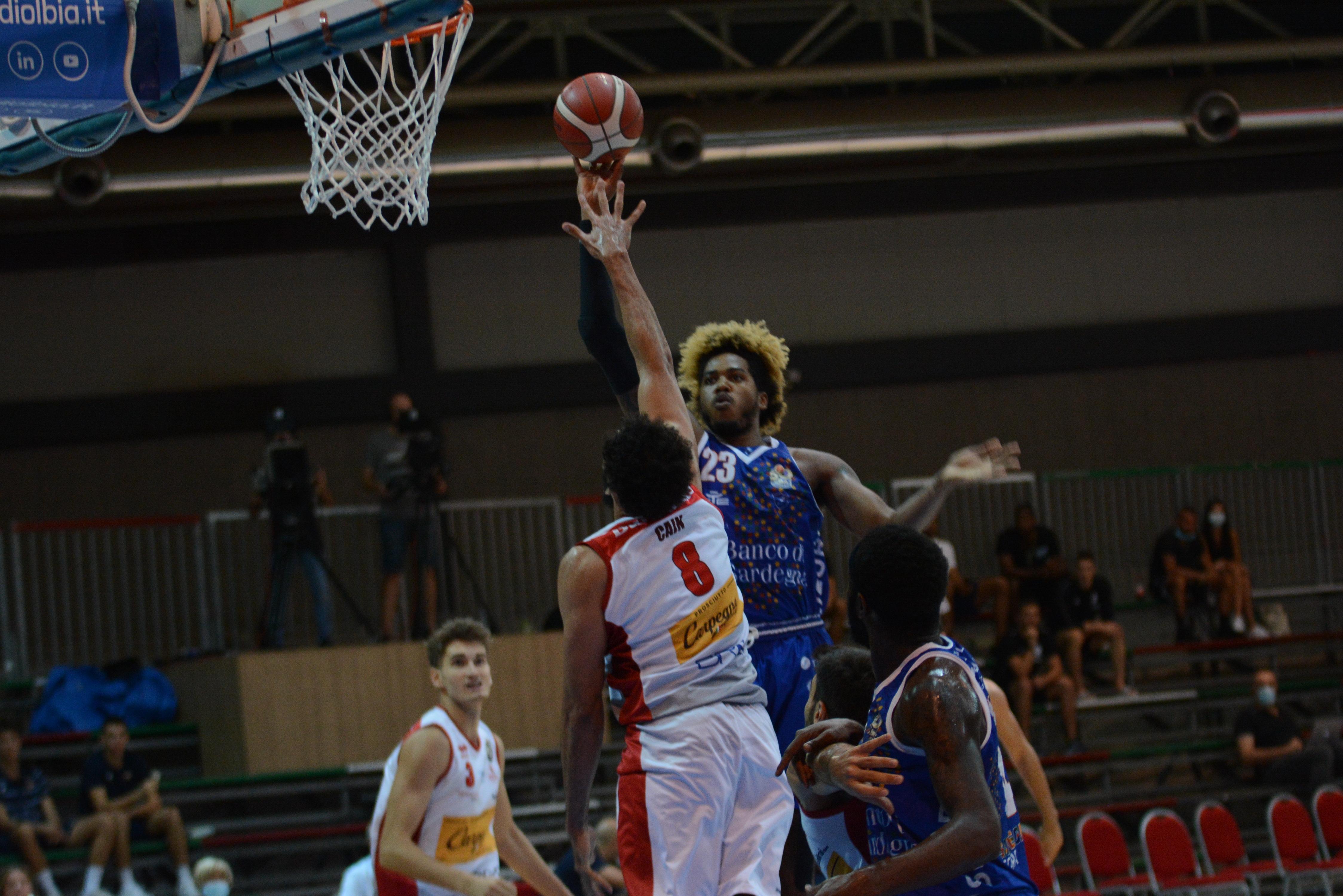 La Dinamo a Olbia contro Pesaro (foto Gavino Sanna)