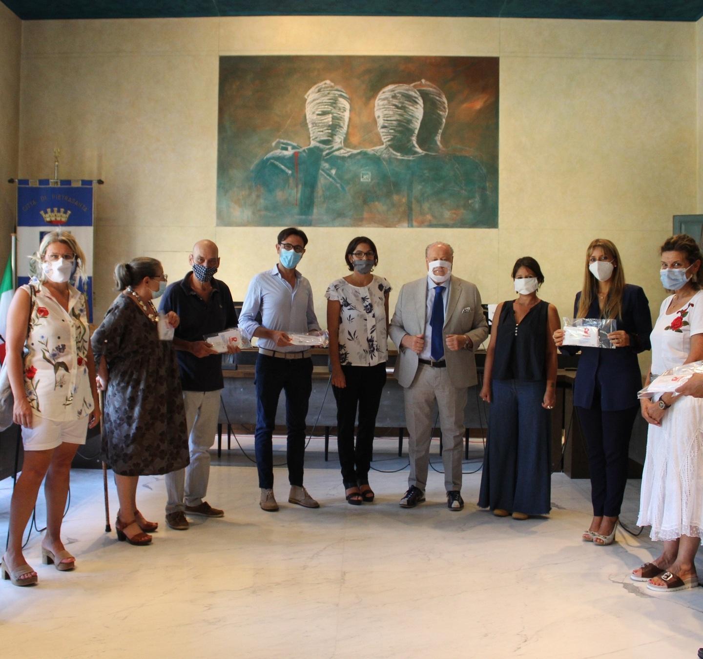 Mascherine trasparenti per i docenti di Pietrasanta