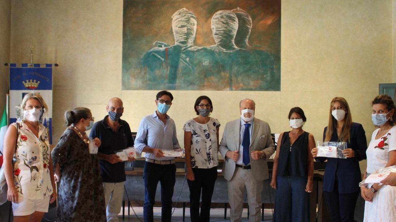 Mascherine trasparenti per i docenti di Pietrasanta