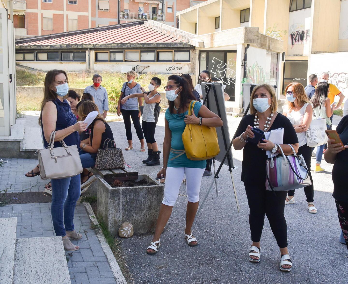 La carica dei 20mila alla prima campanella Si torna in aula dopo oltre sei mesi di stop 