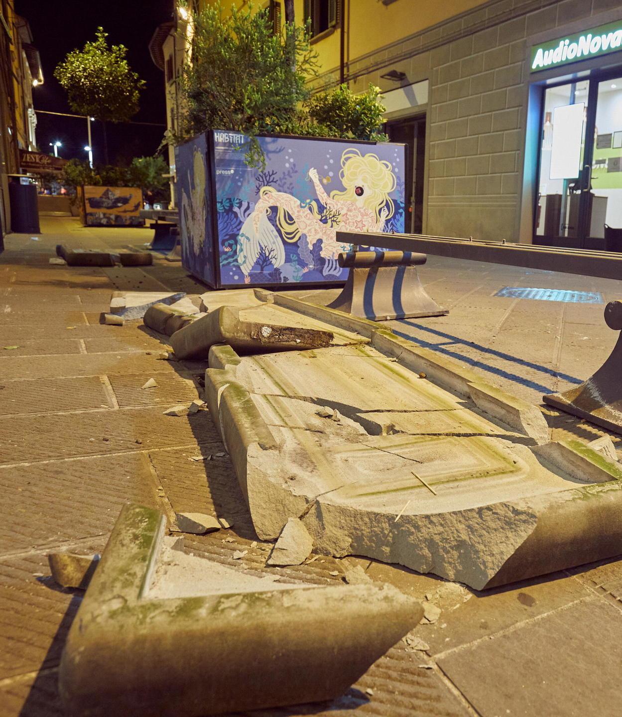 Ubriaco spacca le panchine e ferisce agente di polizia