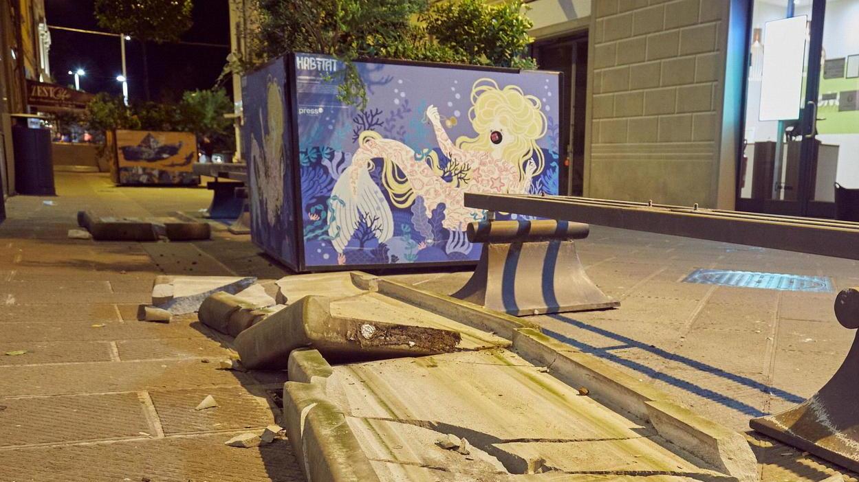 Ubriaco spacca le panchine e ferisce agente di polizia