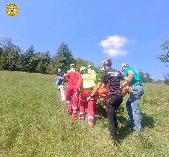 Anziano solo nel suo frutteto cade in un dirupo: soccorso 