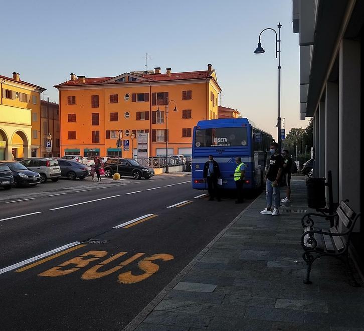 Modena. Verso la scuola in bus. Lungo via Giardini abolite le “sardine”