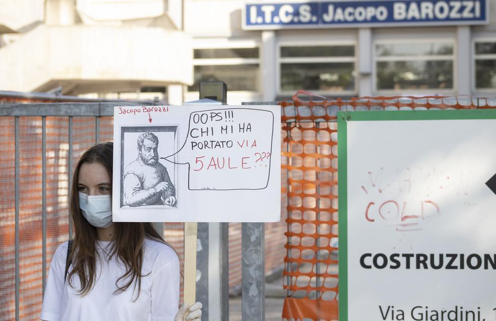 Modena «Vogliamo le aule» Protesta al Barozzi Sveglia alle 5.40 ma mancano i prof 