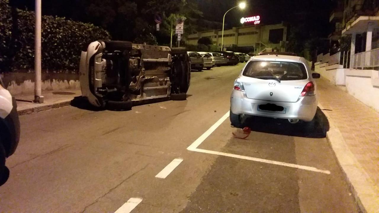 Ubriaco al volante finisce su due auto in sosta: patente ritirata a un 30enne di Cagliari