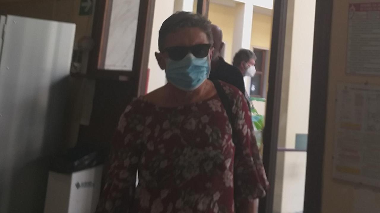 L'educatrice all’esterno dell’aula in Tribunale poco prima di essere interrogata dal giudice