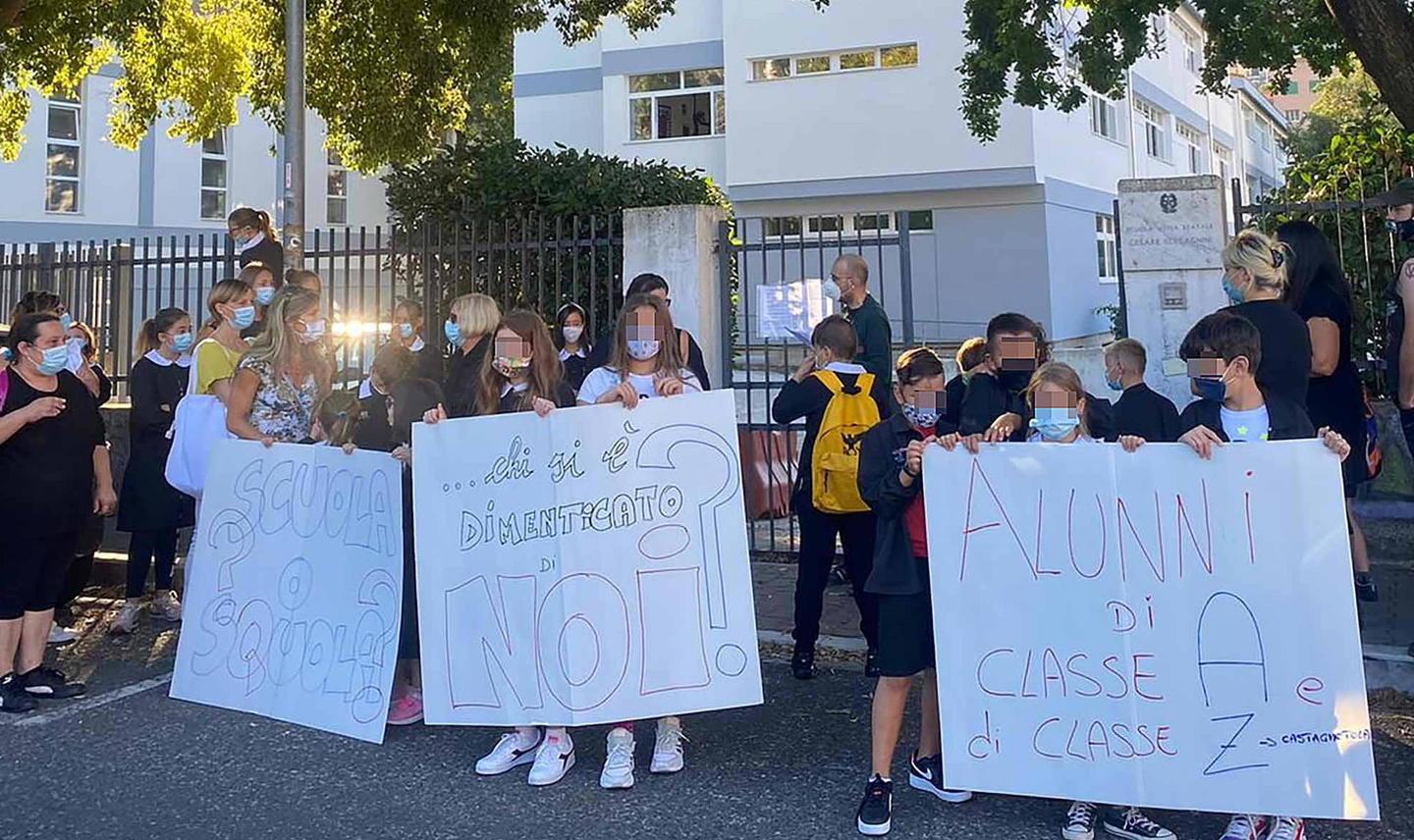 Mancano spazi, i genitori protestano e non fanno entrare i loro figli in aula 