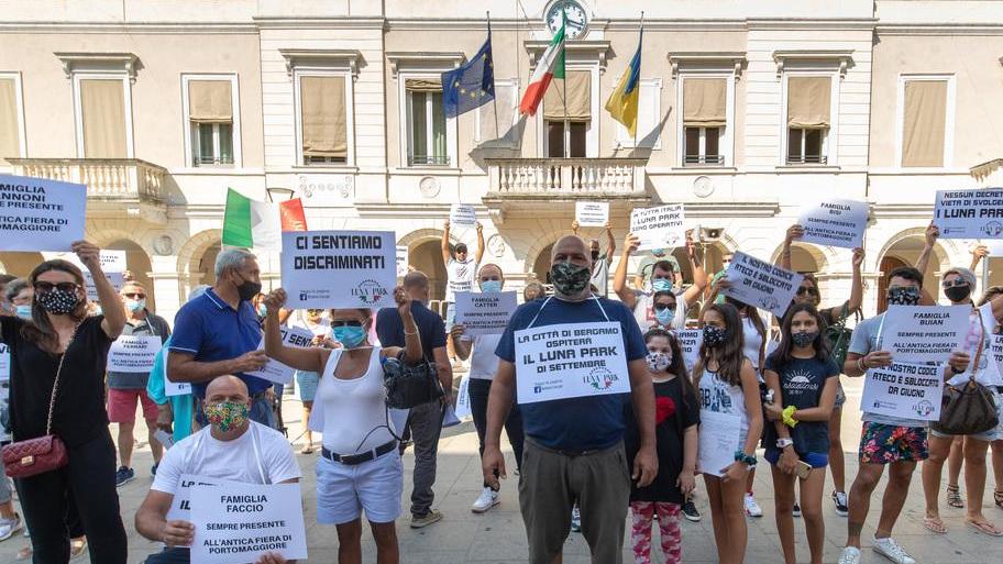 Portomaggiore, niente luna park in fiera: i giostrai scendono in piazza
