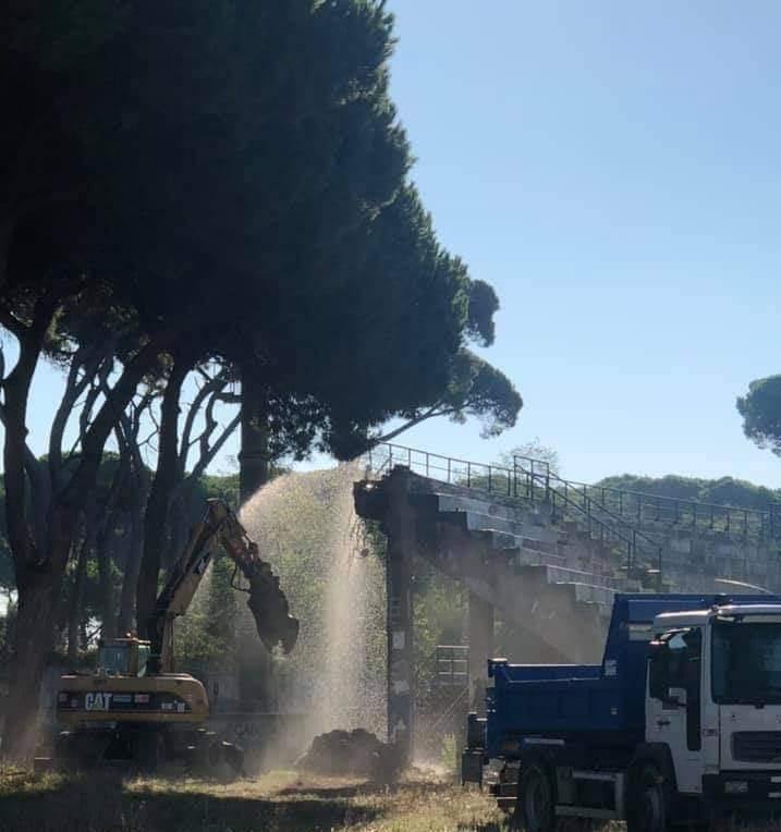 L’abbattimento della gradinata ieri mattina