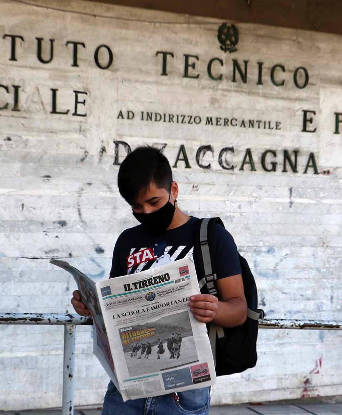 Emozioni e sorrisi dietro le mascherine: e tutti arrivano in anticipo davanti a scuola 
