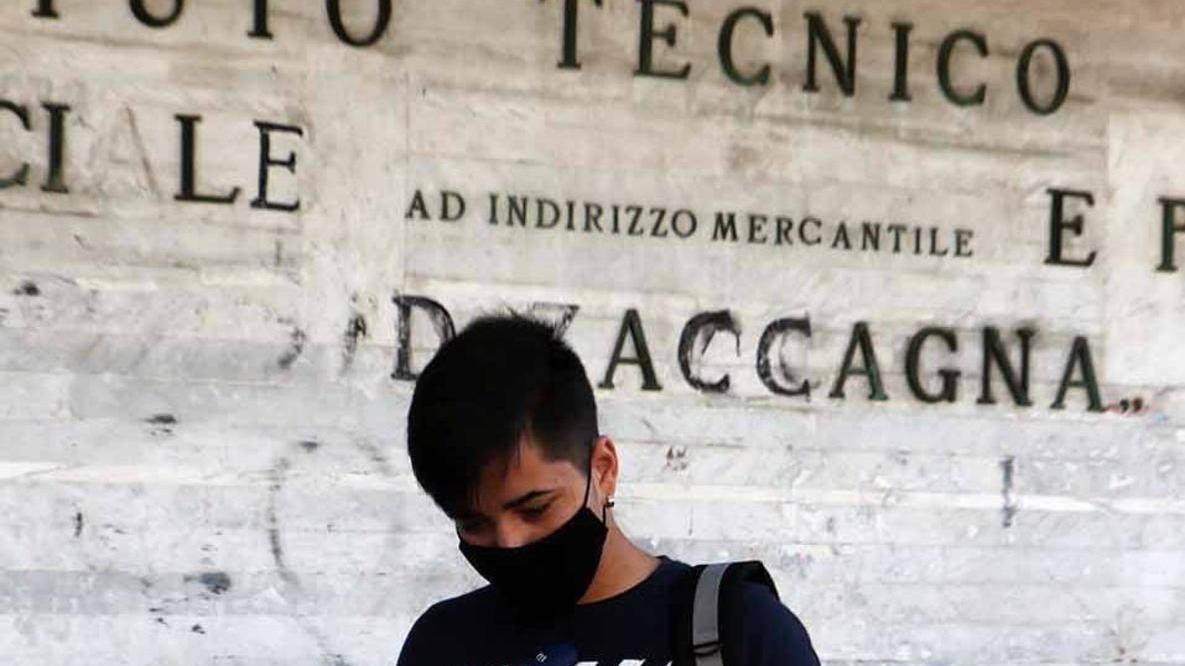 Emozioni e sorrisi dietro le mascherine: e tutti arrivano in anticipo davanti a scuola