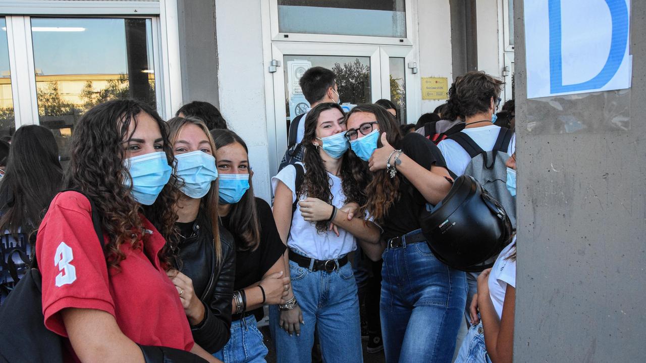 Studentesse del liceo classico di Grosseto poco prima di entrare in classe dopo oltre sei mesi (foto Agenzia Bf)