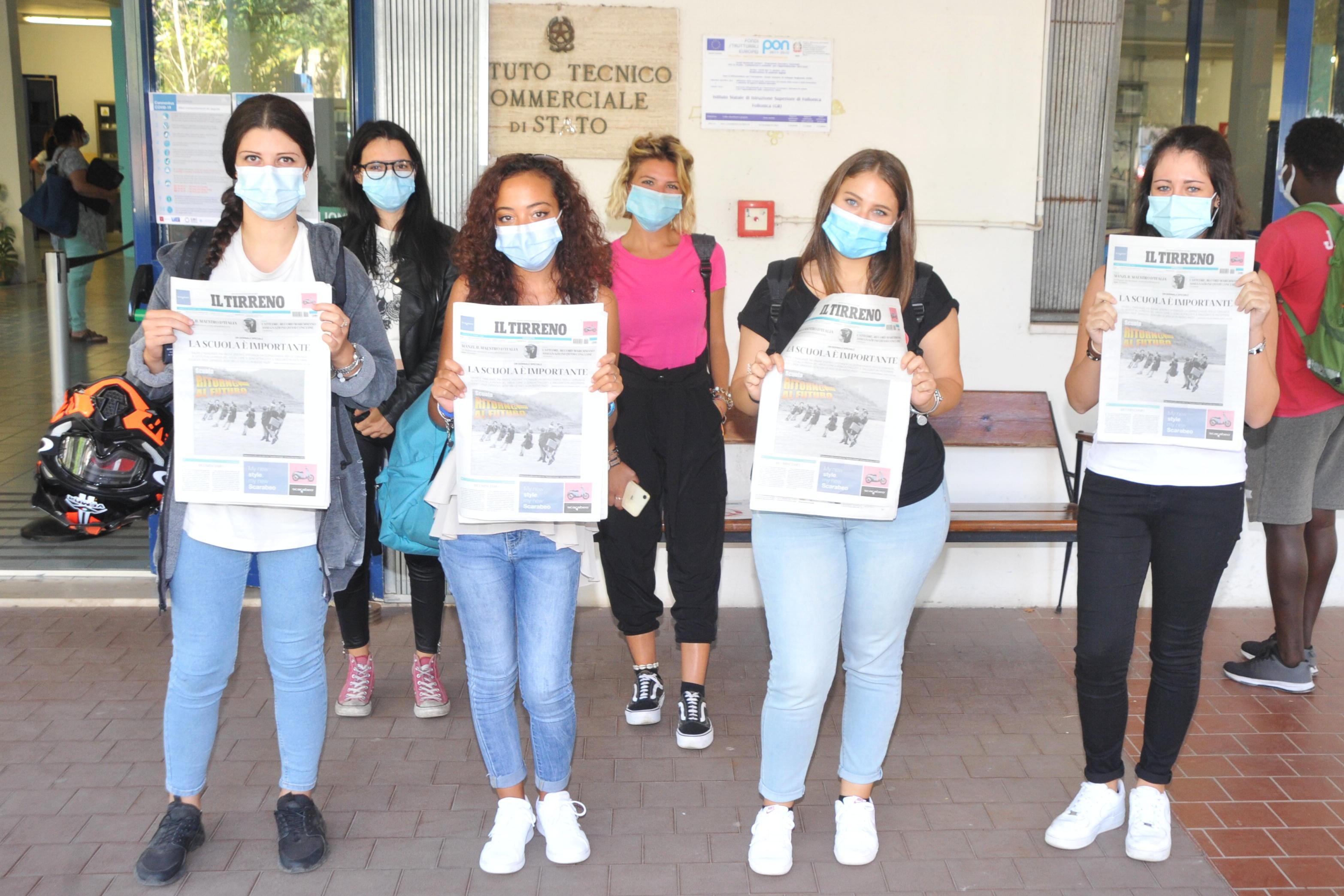 Alcune studentesse dell'istituto professionale di Follonica con Il Tirreno (foto Giorgio)