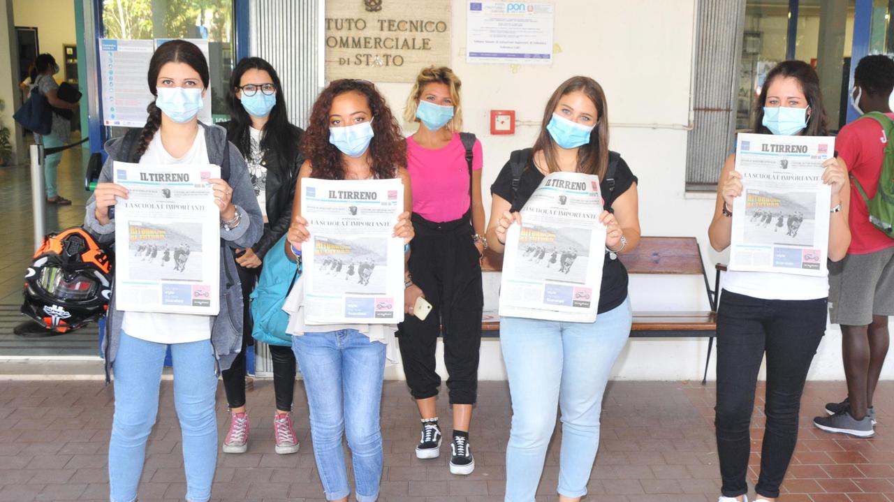 Alcune studentesse dell'istituto professionale di Follonica con Il Tirreno (foto Giorgio)