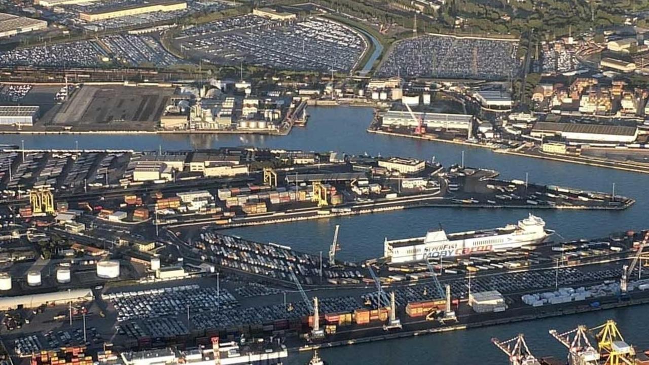 Lavoro in porto a Livorno: il Covid ha l’effetto di una bomba
