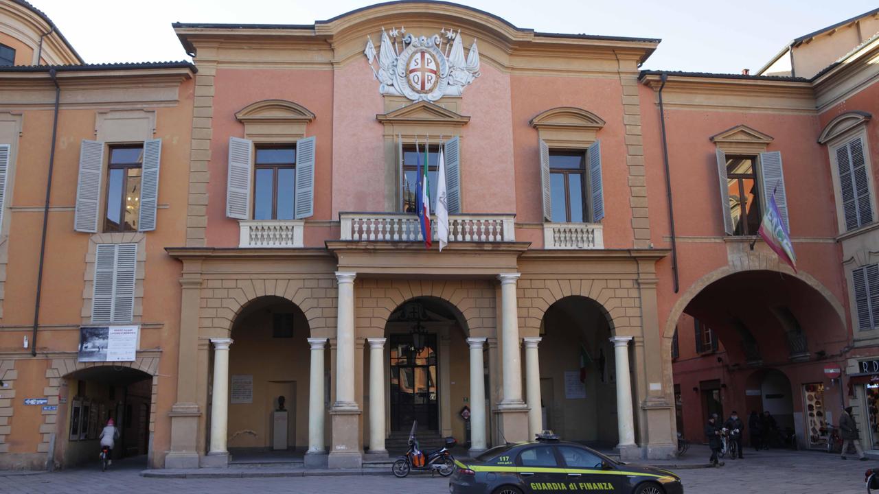 I NOMI \ Reggio Emilia, bufera in Comune. La Finanza: "Tangenti e appalti pilotati"