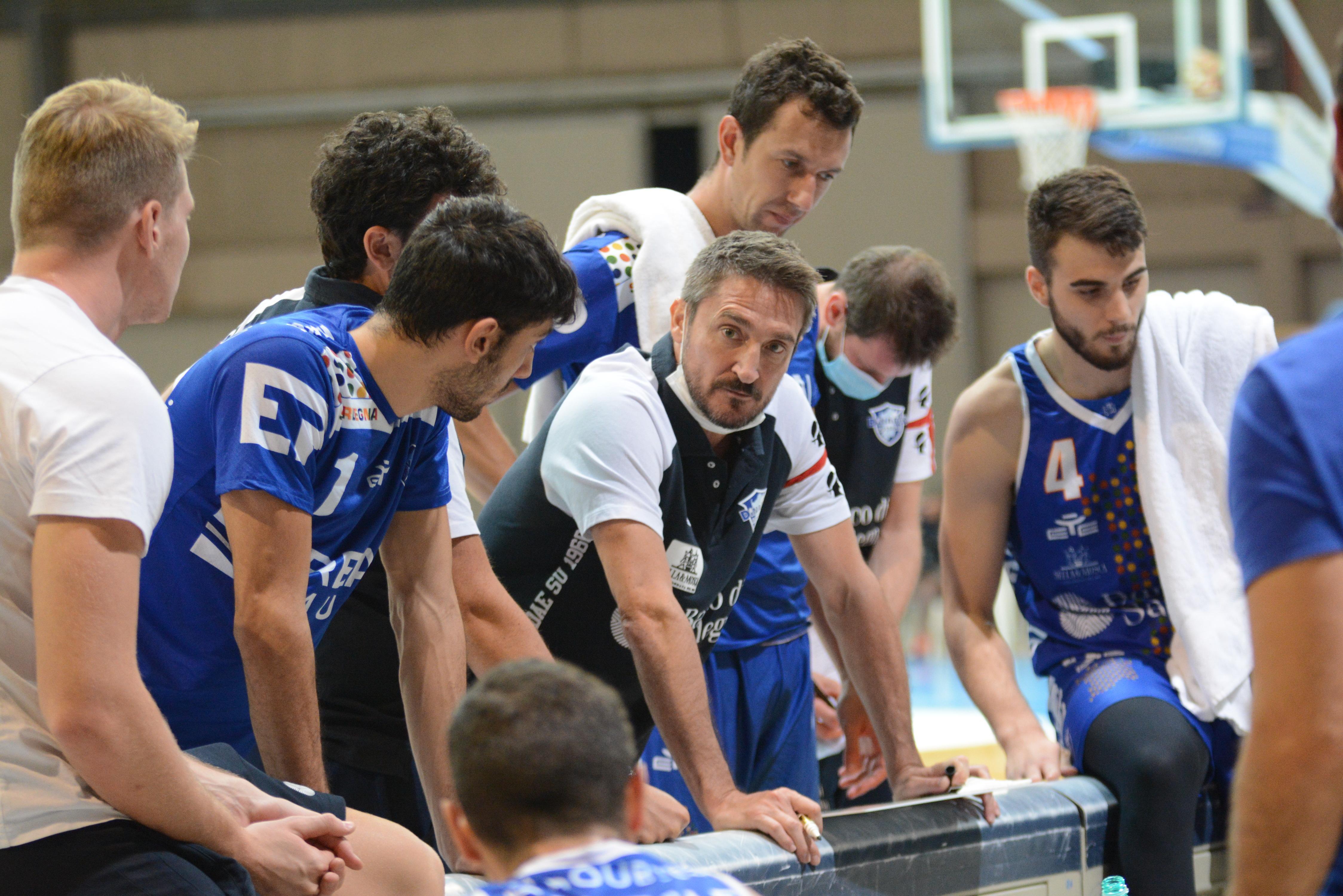 Pozzecco e i suoi durante la partita Dinamo-Pesaro disputata a Olbia (foto Gavino Sanna)