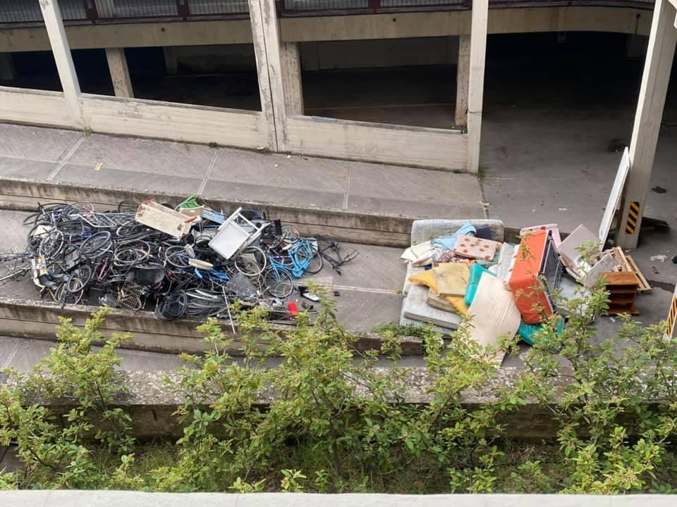 Le biciclette e le masserizie rimosse dal parcheggio di viale Vittorio Veneto
