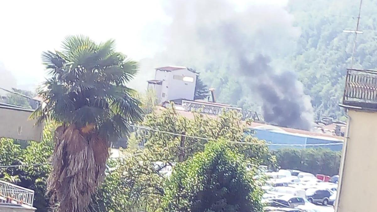 La nube nera che si è levata dal piazzale dell'ex Alce