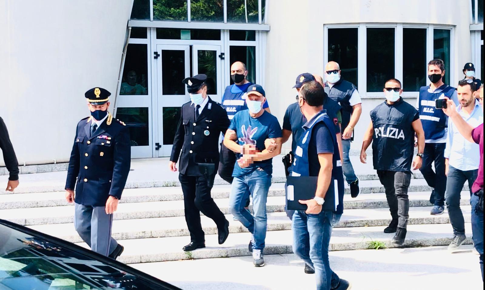Johnny lo Zingaro esce dalla questura di Sassari per raggiungere il carcere di Bancali (foto Mauro Chessa)