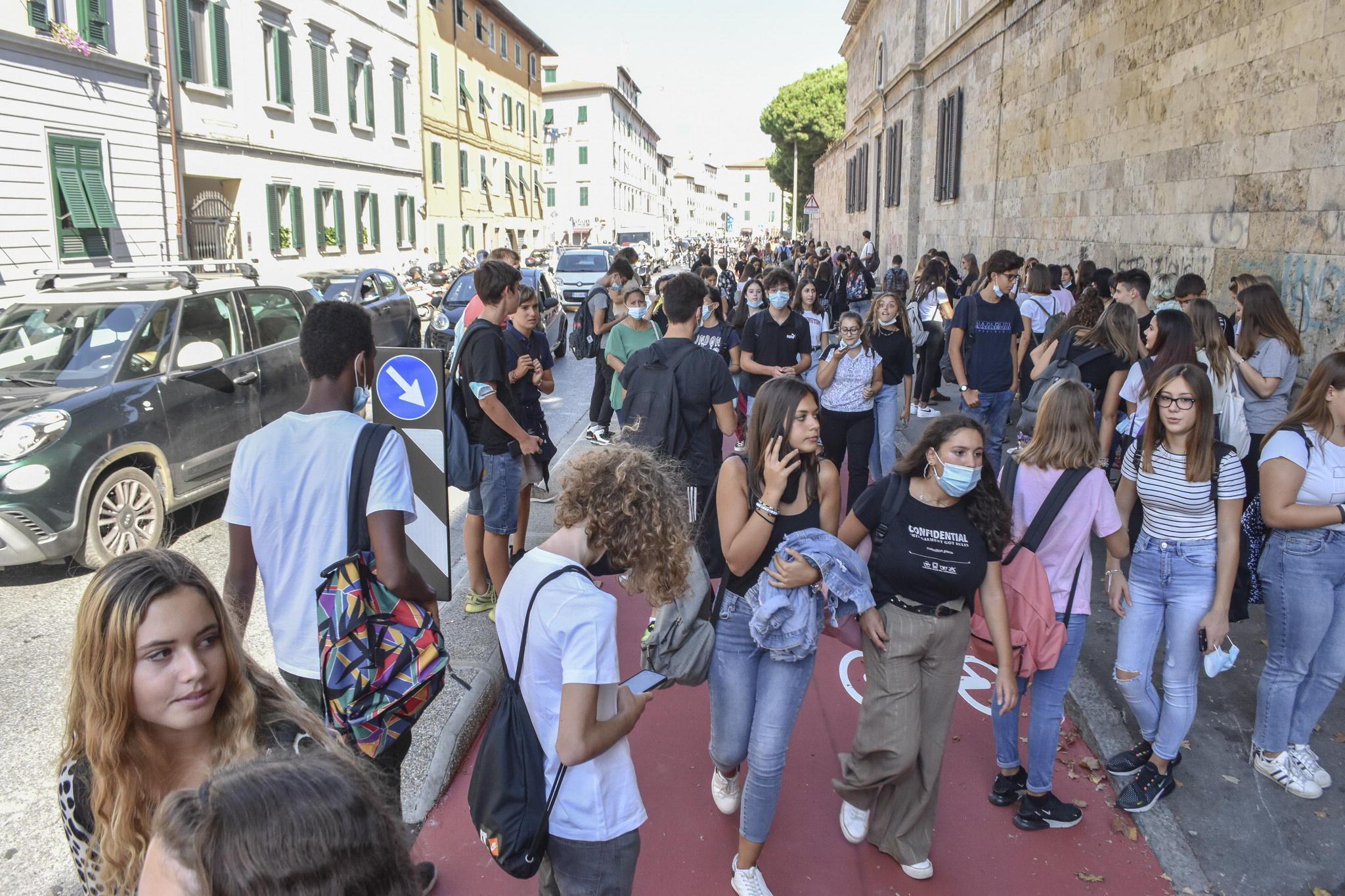 Viaggio tra gli studenti di Iti e Cecioni: «Bello rientrare a scuola. Le mascherine? Ci abitueremo» 