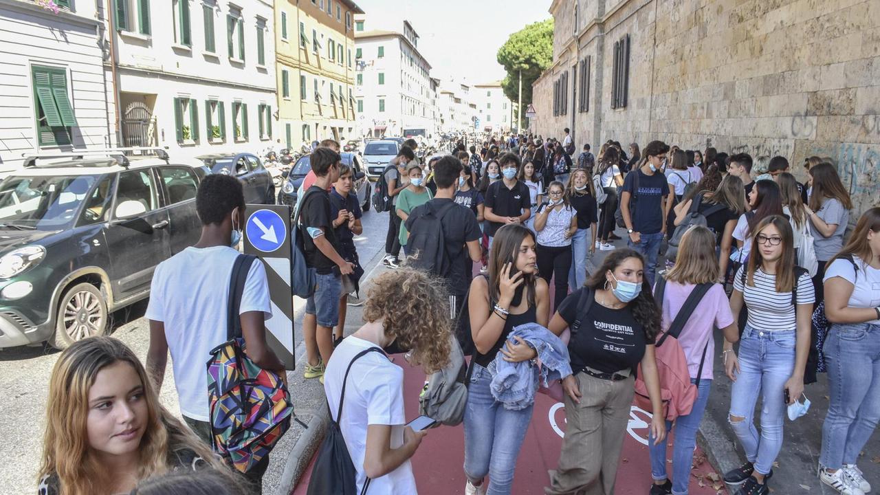 Viaggio tra gli studenti di Iti e Cecioni: «Bello rientrare a scuola. Le mascherine? Ci abitueremo»