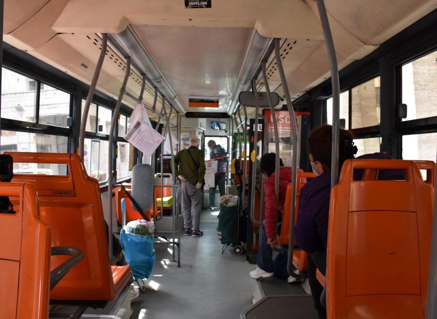 Sul bus senza mascherina, stop alla corsa 