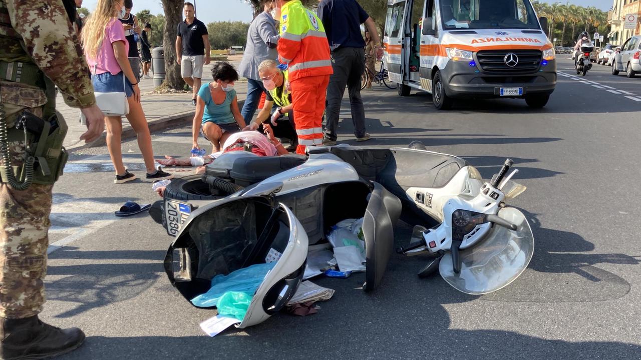 Lo scooter a terra, in viale Italia; sullo sfondo l'uomo ferito in seguito alla scontro (Foto di Michele Silvestri)
