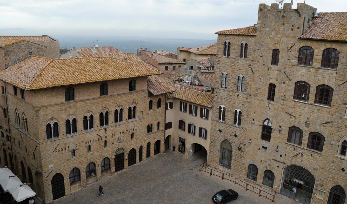 La sede della Cassa di risparmio di Volterra in piazza dei Priori (Foto Franco Silvi)
