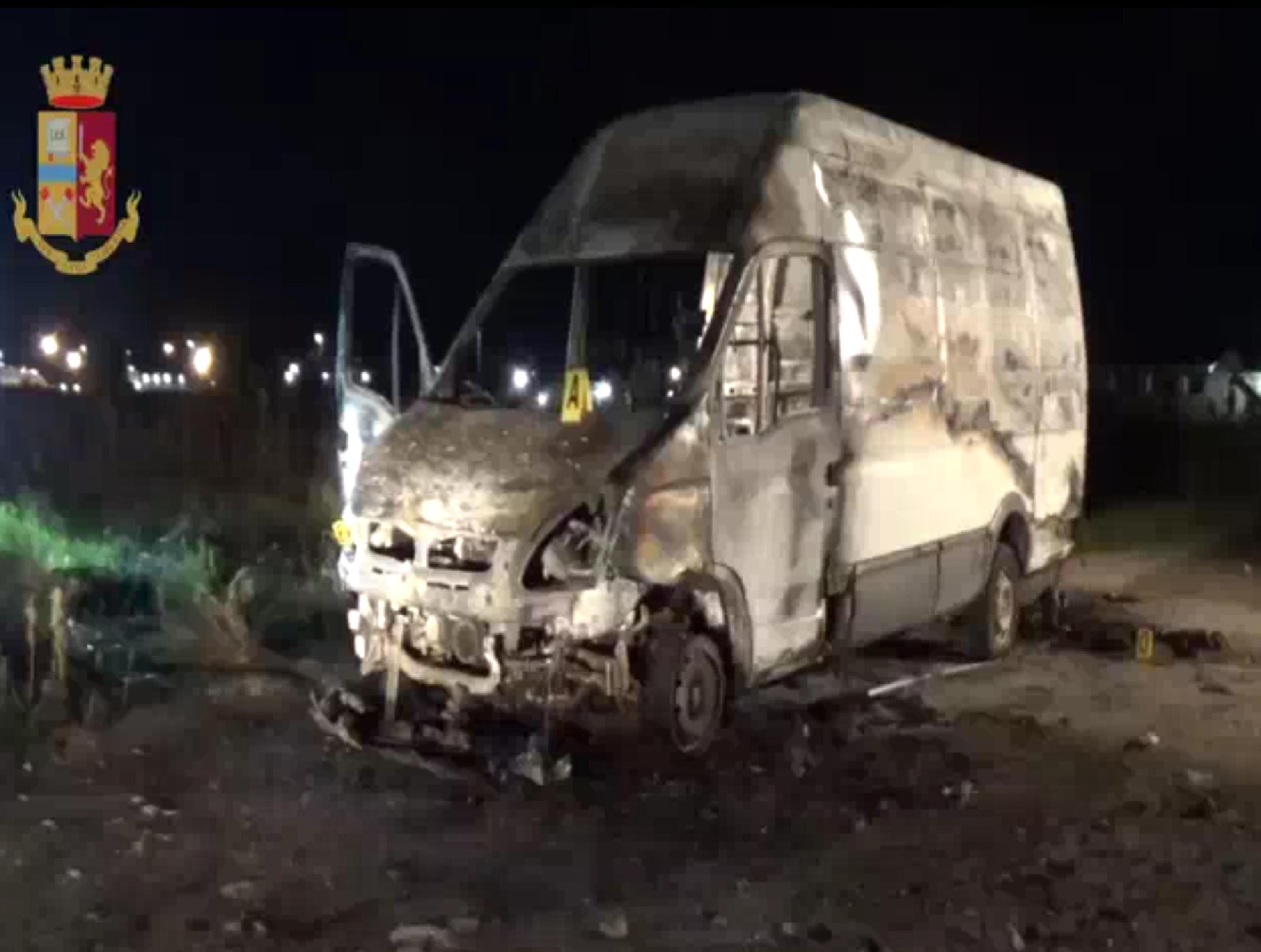 La roulotte data alle fiamme dalla coppia rom