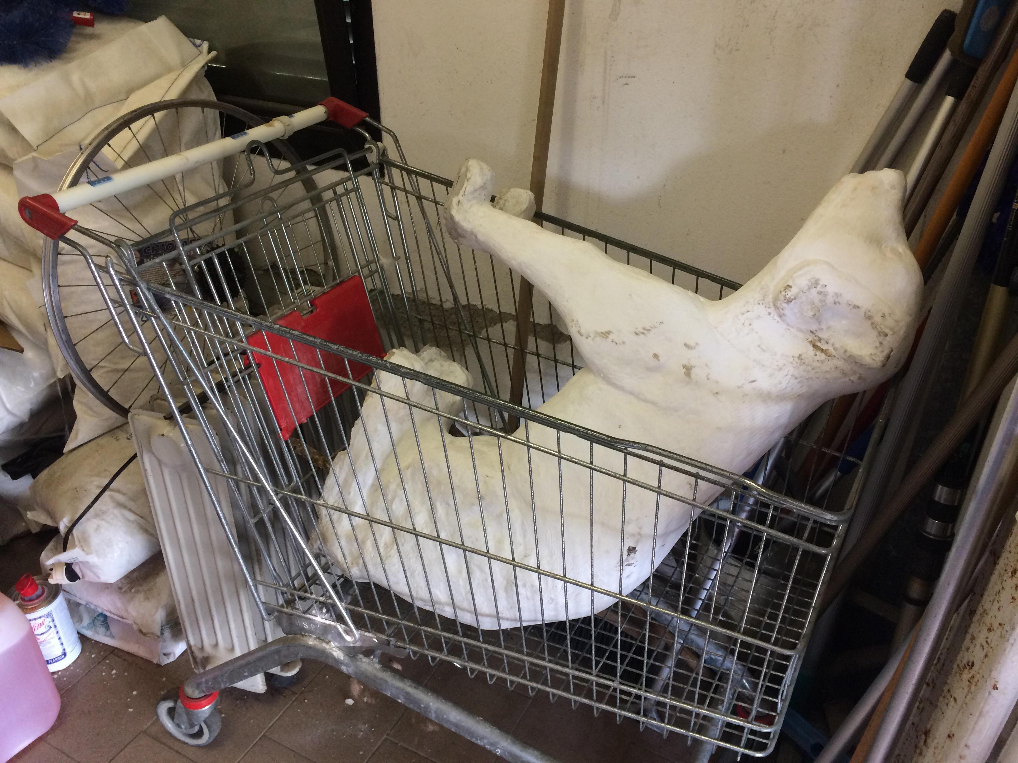 Sporcata e divelta la statua di Lilla, la canina ferroviera di Cecina: «Ora stazione più vuota» 