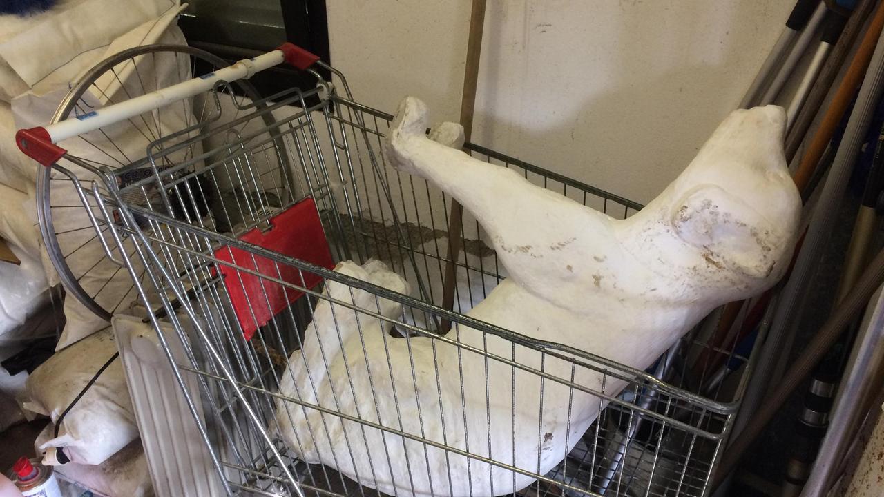 Sporcata e divelta la statua di Lilla, la canina ferroviera di Cecina: «Ora stazione più vuota»