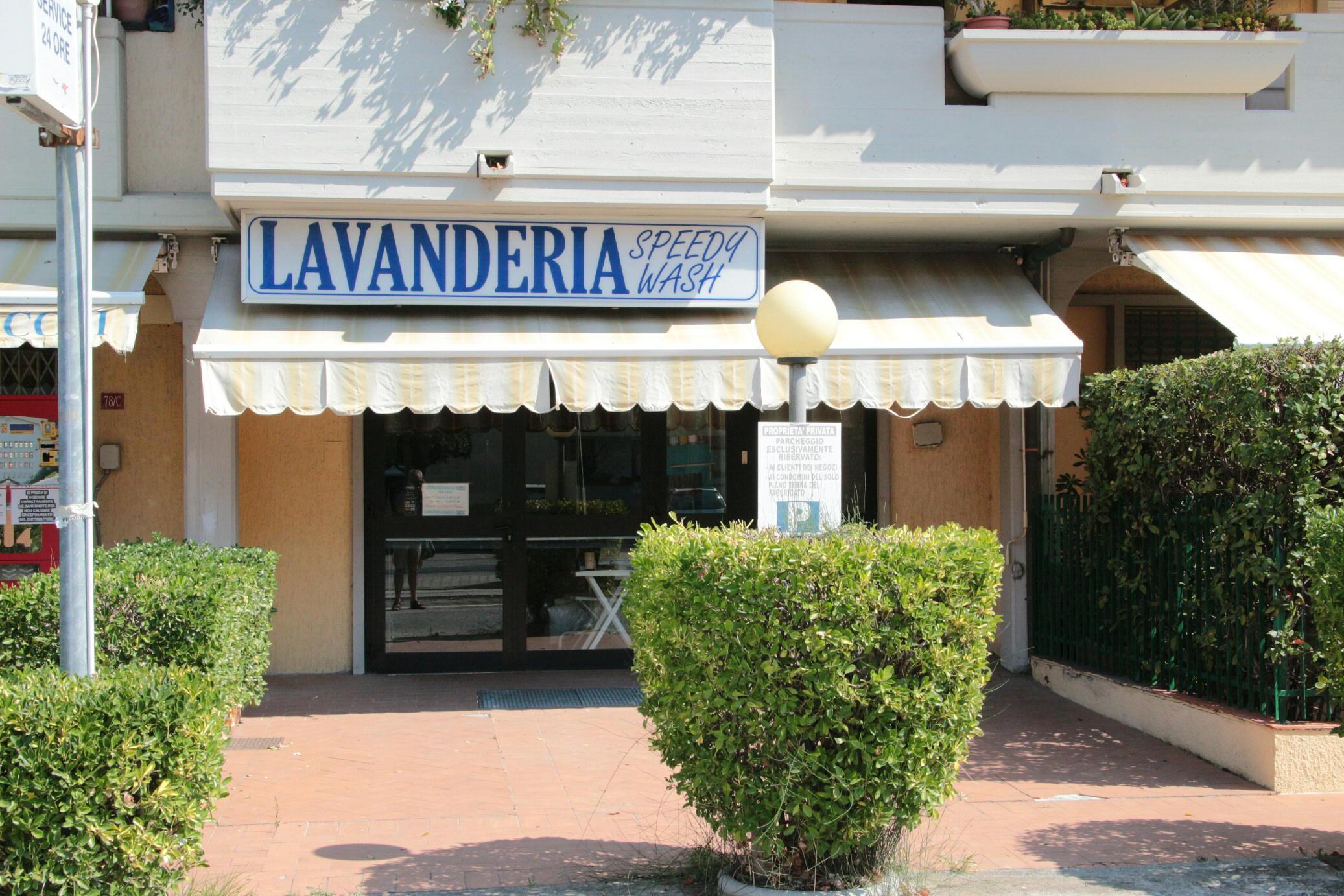 Si amputa le dita mettendo il bucato nella lavatrice della lavanderia