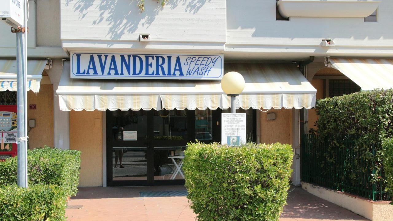 Si amputa le dita mettendo il bucato nella lavatrice della lavanderia
