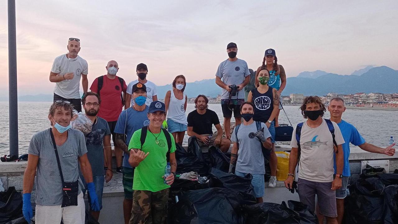 Un gruppo di surfisti ripulisce gli scogli e il molo di Viareggio