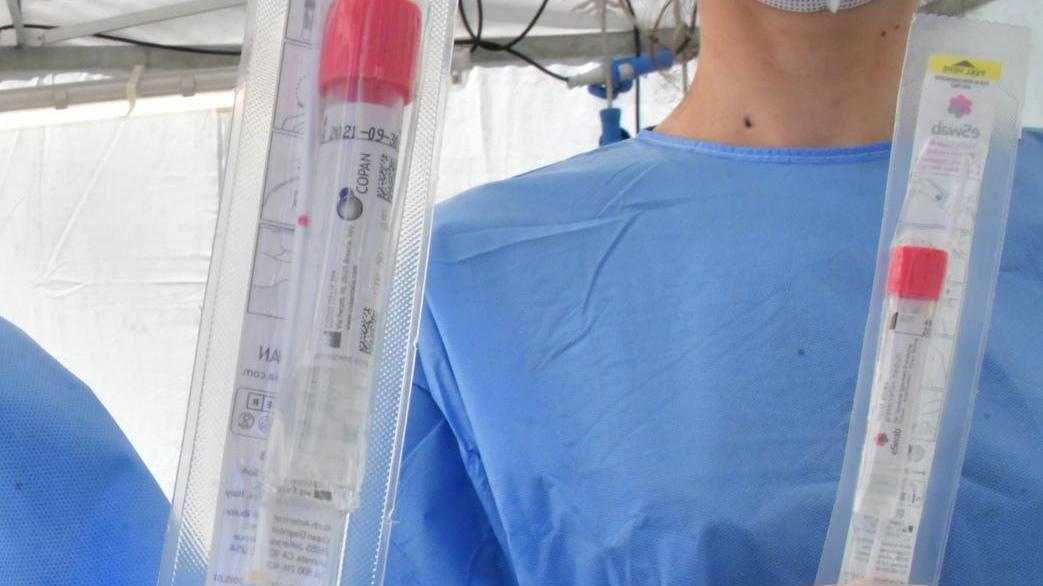 Tempi lunghi per l’esito dei tamponi e gli insegnanti rimangono a casa