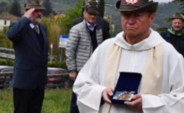 Una reliquia di don Carlo Gnocchi per proteggere le Penne Nere