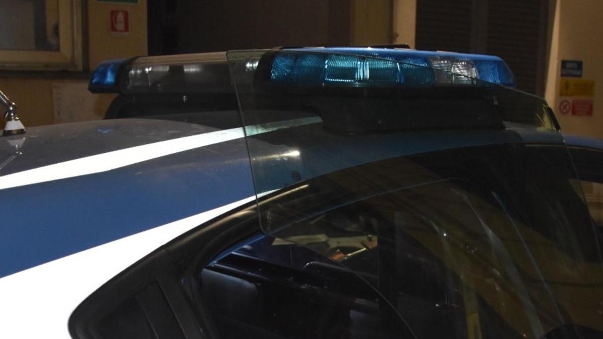 Rapina, aggressione e calci alla volante