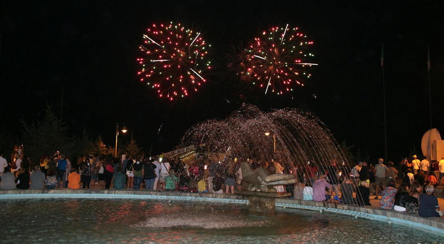 Gran finale a Tonfano con i fuochi d’artificio
