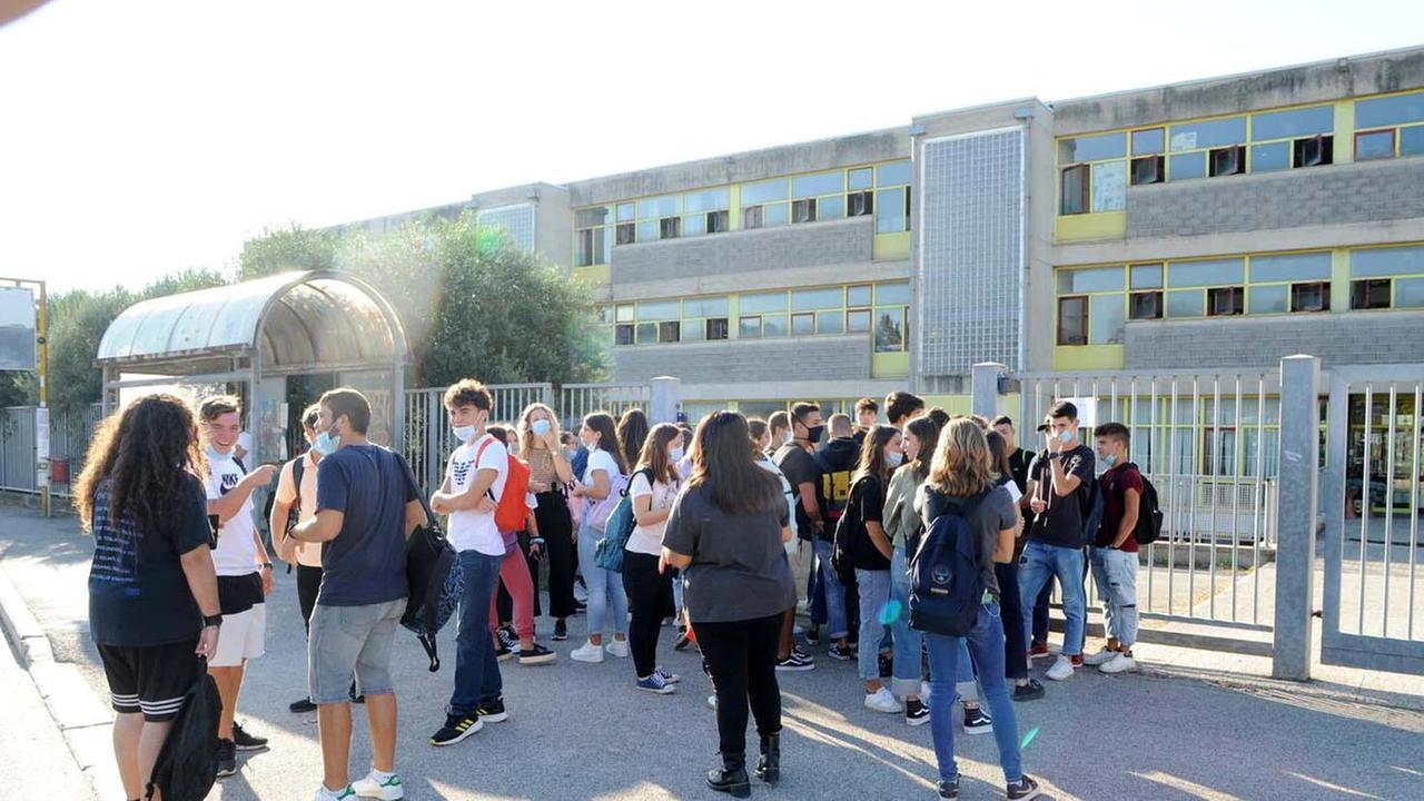 Autocertificazione oppure controllo della temperatura, poi caccia al banco