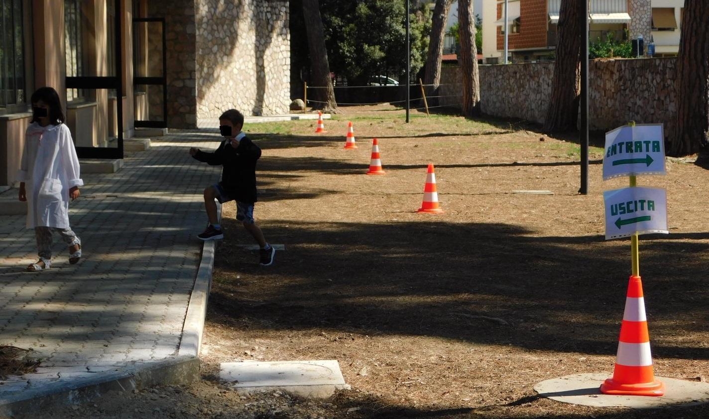 Genitori nelle aule per foto e saluti Ma soltanto quelli delle prime classi 