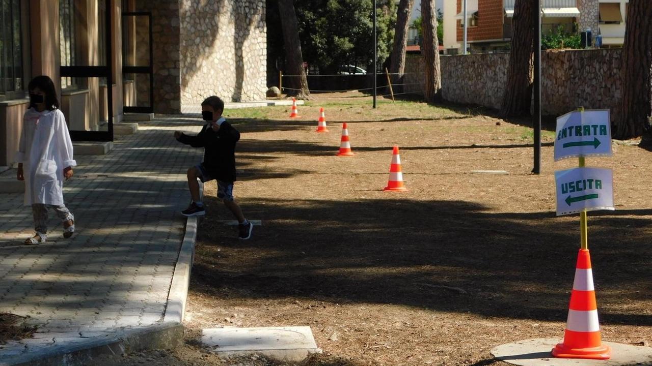 Genitori nelle aule per foto e saluti Ma soltanto quelli delle prime classi